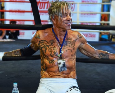 Mickey Rourke Returned To The Boxing Ring At The Age Of 62, Defeating A Fighter Less Than Half His Age. Amazing VIDEO