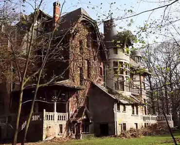 It’s Just an Abandoned House on the Outside, But Take A Peek Inside. Wow