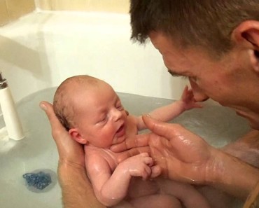 Dad Gives His Newborn Her First Bath and Is In Awe Of What She Does