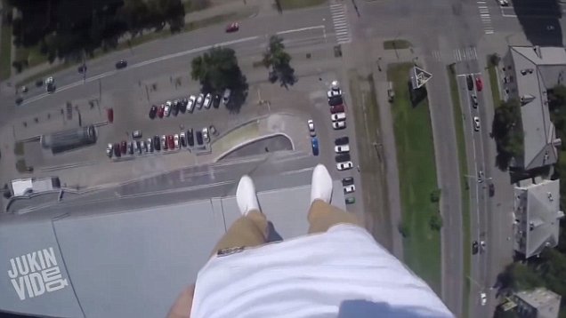 Adrenaline Junkies Test Their Parkour Skills on Skyscraper