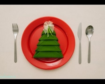 Dinner Napkin Transforms into Perfect Christmas Table Decoration
