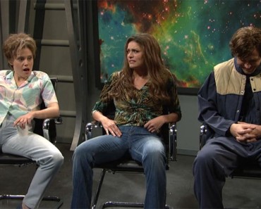 Watch A Giggling Ryan Gosling Completely Lose It On SNL’s Alien Abduction Skit