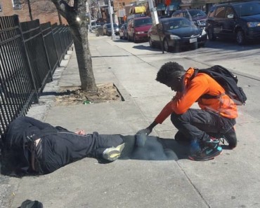 Cop Sees A Teen Grab This Sleeping Homeless Man. But When He Gets Closer, Unbelievable…