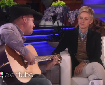 Garth Brooks Brings Ellen DeGeneres and Fans to Tears During Performance of “Mom” from ‘Man Against Machine’