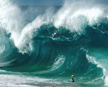A Bold Man Dives Head On Into Largest Waves On Earth. The Result? Spectacular!
