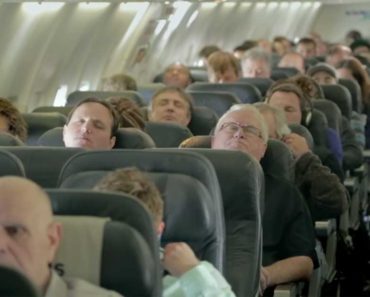 Passengers fall asleep on their flight, wake up to a completely unexpected Christmas surprise