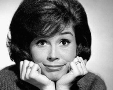Breaking: Sitcom Queen Mary Tyler Moore Dies at The Age Of 80