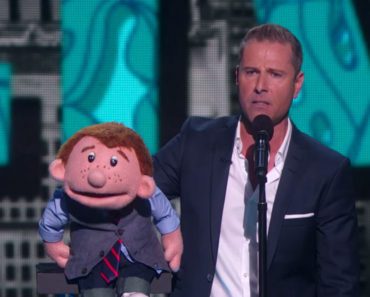 Talented ventriloquist steps onstage, stuns crowd with his stand-up comedy and clear talent