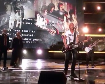 Keith Urban sings “To Love Somebody” by the Bee Gees, moves original musician to tears