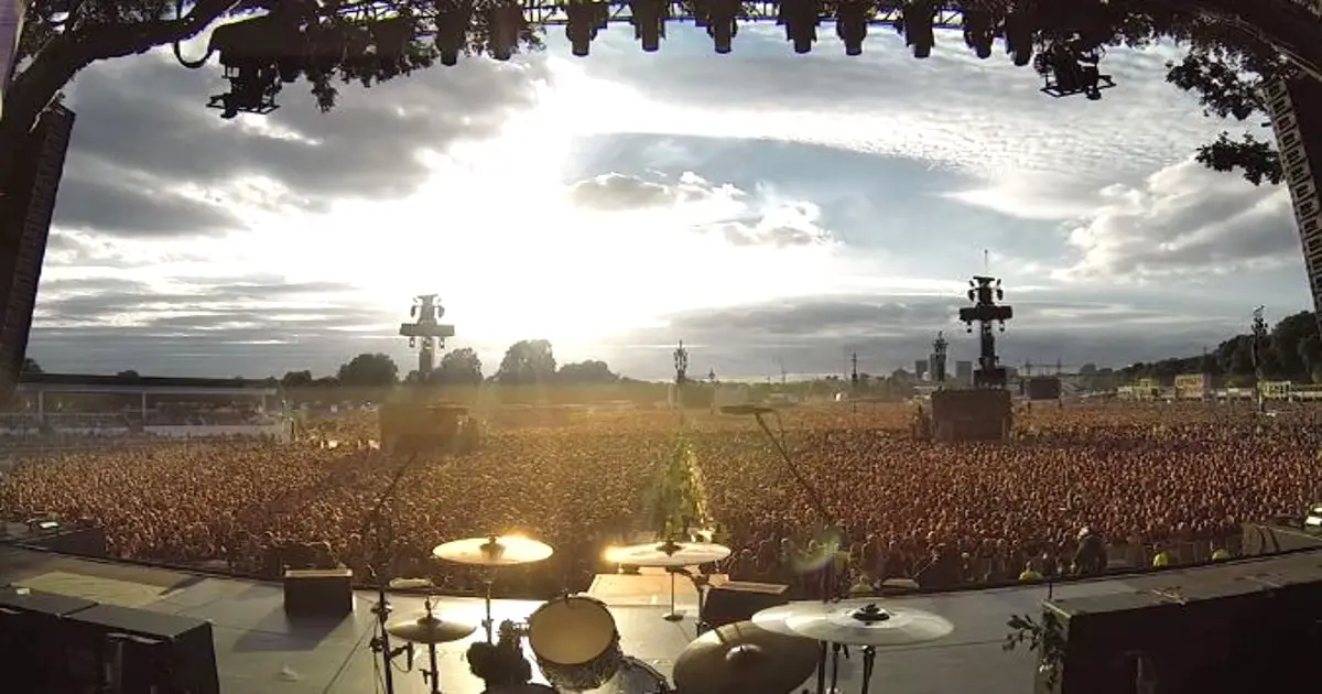 Sick of Waiting for Band, 65,000 Fans Start Singing “Queen” Classic in Chilling Unison