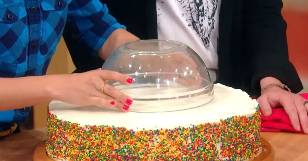Woman Sets Bowl On Top of Cake, Shares Brilliant Trick That May Change How You Cut One