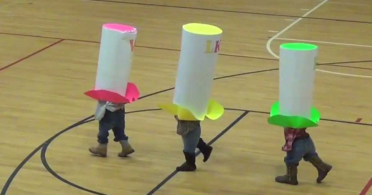 3 Girls Walk Out In Giant Hats, 1 Minute Later Dance Moves Have Audience In Stitches