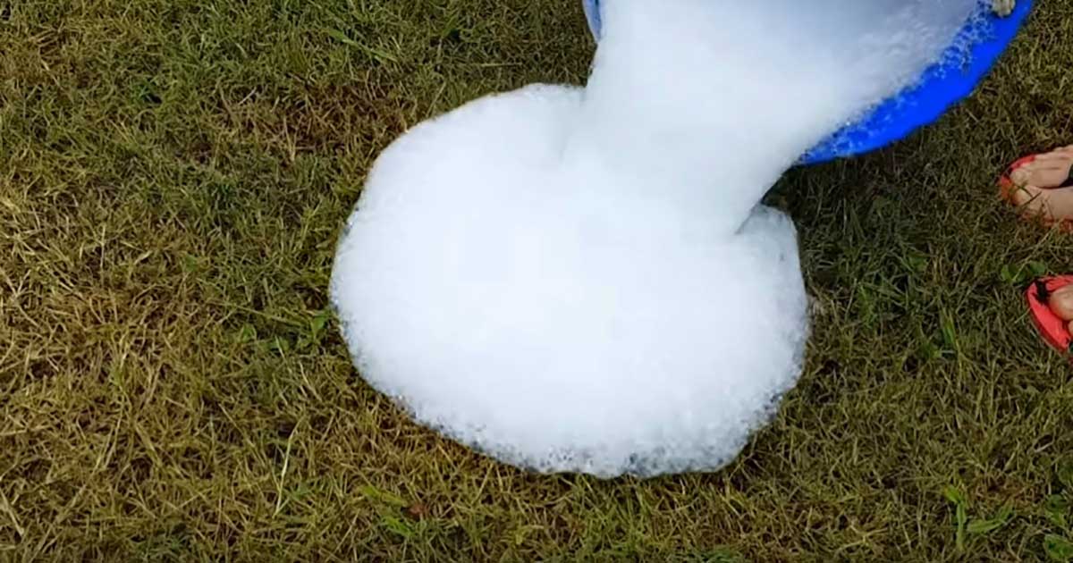 Mom Pours Bubble Solution On Grass, Moments Later Everyone’s Creeped Out What Surfaces to The Top