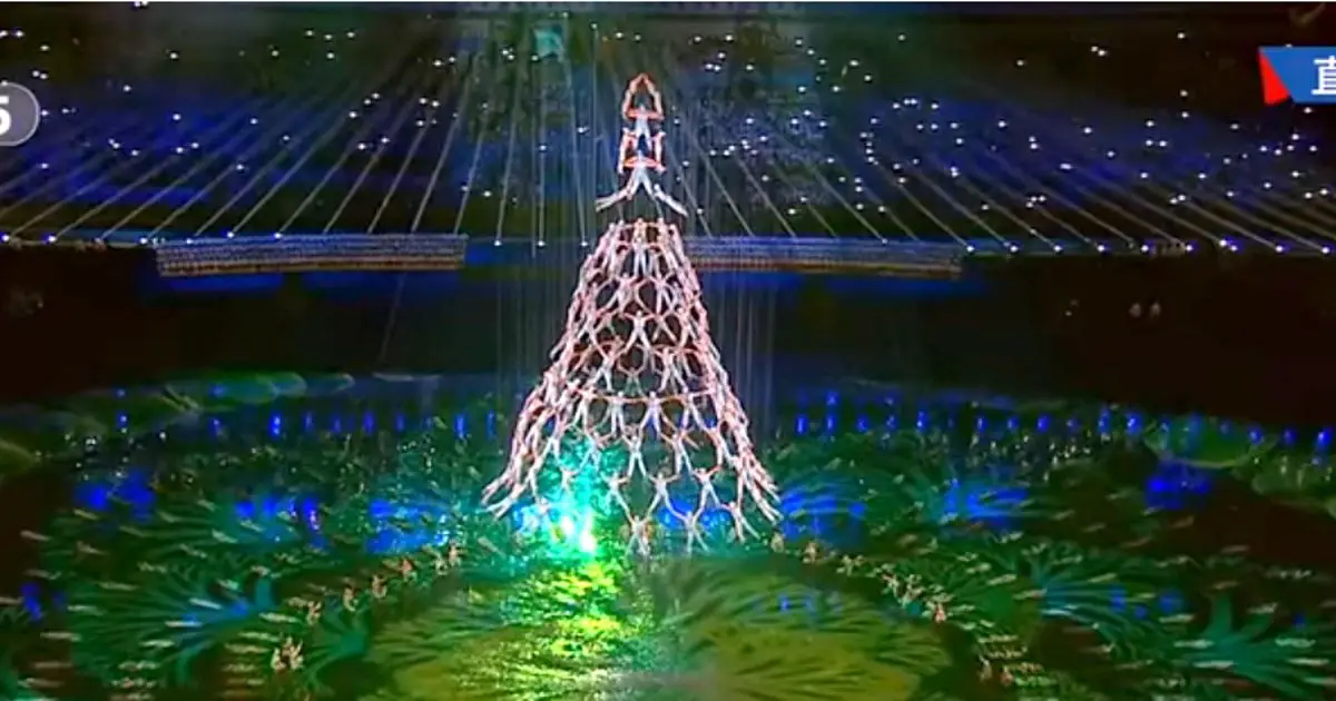 They Form a Human Christmas Tree. But Their Following Move Took the Crowd’s Breath Away