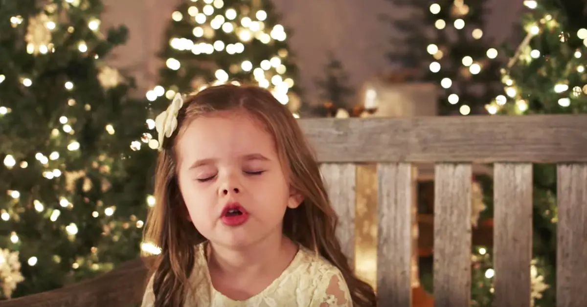 Tiny Girl Shuts Her Eyes to Sing Favorite Christmas Song, Brings Tears to All Within 1st Note