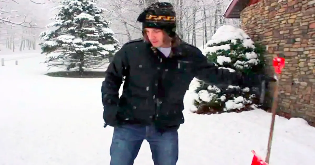 Man Tosses His Red Shovel Aside. Shows Everyone A Better Way To Remove The Snow