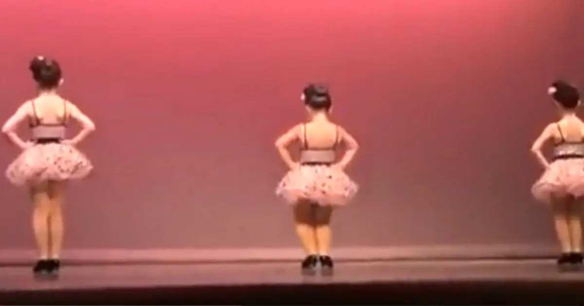 3 Tiny Dancers Line Up Facing Wall, But Instant They Turn Around Audience Loses It With Laughter