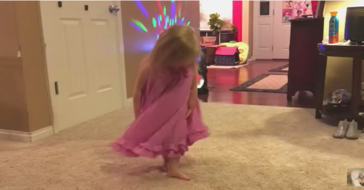 Tiny Girl Plans Fashion Show for Mom, Her Unforgettable Commentary Brightening Everyone’s Day