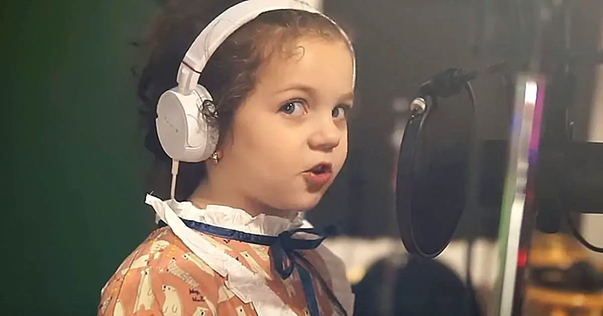 Tiny girl steps up to Mic, belts out Sinatra hit that leaves everyone’s mouths hanging Open